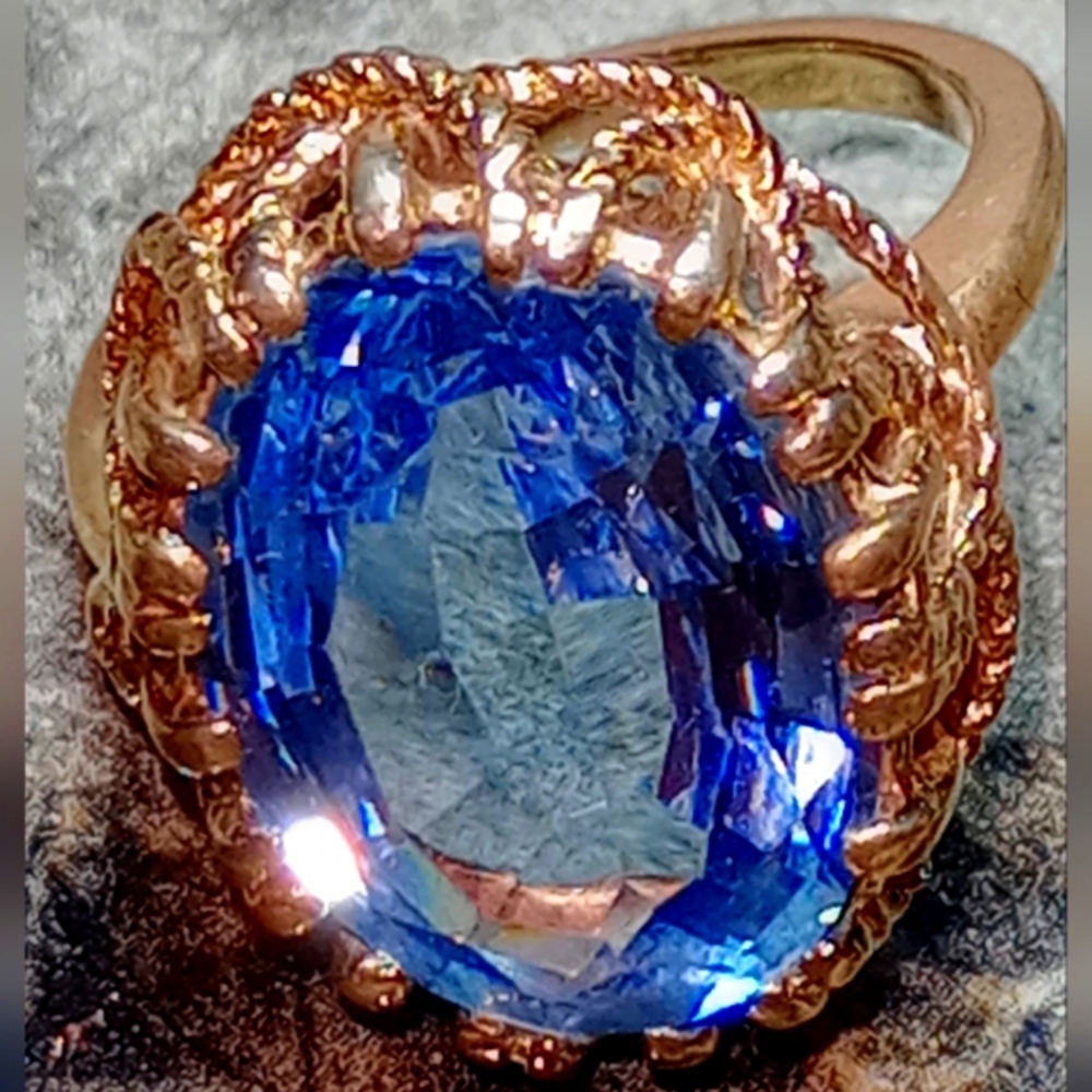 Vintage 3-4 carat AAA rated aquamarine stone set in 14k yellow gold